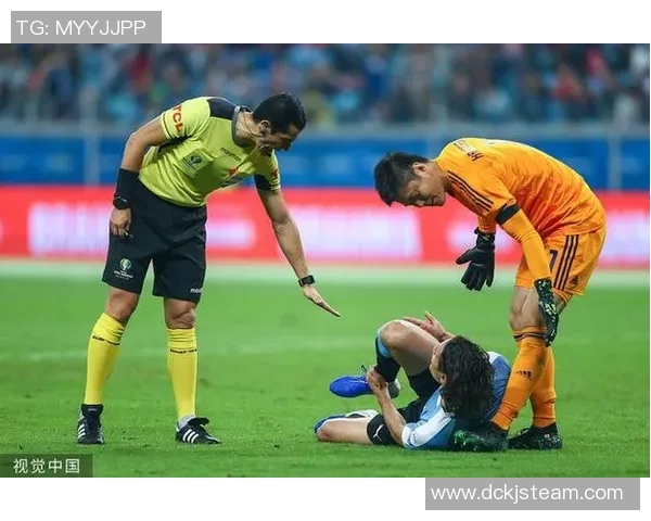 裁判的判罚引发足球明星愤怒反击赛场风波不断