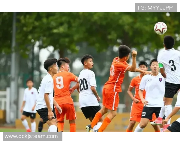 足球明星家族传承踢球梦想爷孙同场竞技展现风采